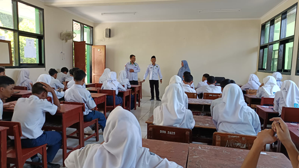KUNJUNGAN PENGAWAS KEMENAG PERKUAT INTEGRITAS UJIAN MADRASAH DI MTSN 7 KUNINGAN
