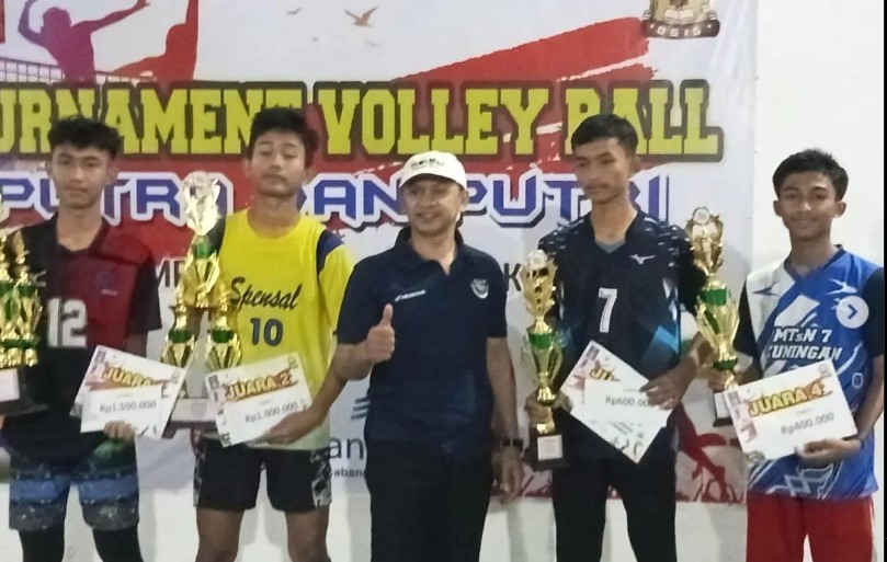 Team Bola Volley Putra MTsN 7 Kuningan Juara 4 di KARNAS
